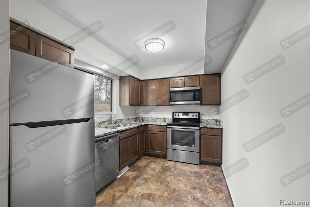 2249 S Commerce Road, Wolverine Lake, MI, 48390