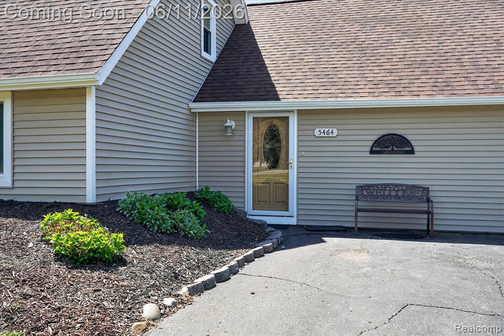 5464 E Maple Avenue, Grand Blanc, MI 48439 — Photo 4