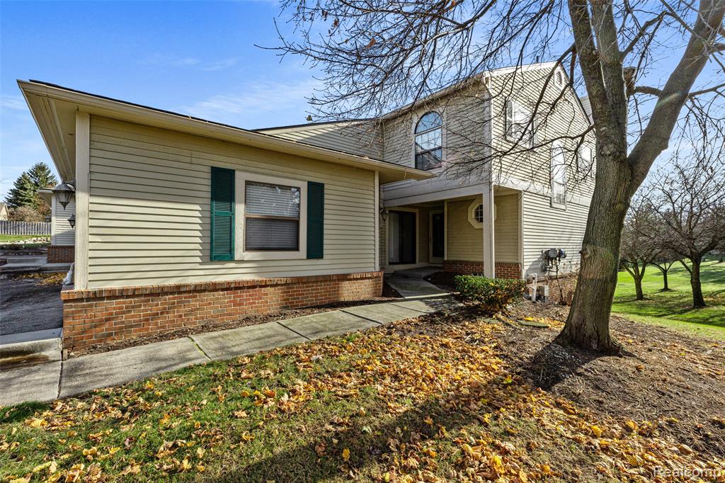 5611 DRAKE HOLLOW Drive W, West Bloomfield, MI — front exterior