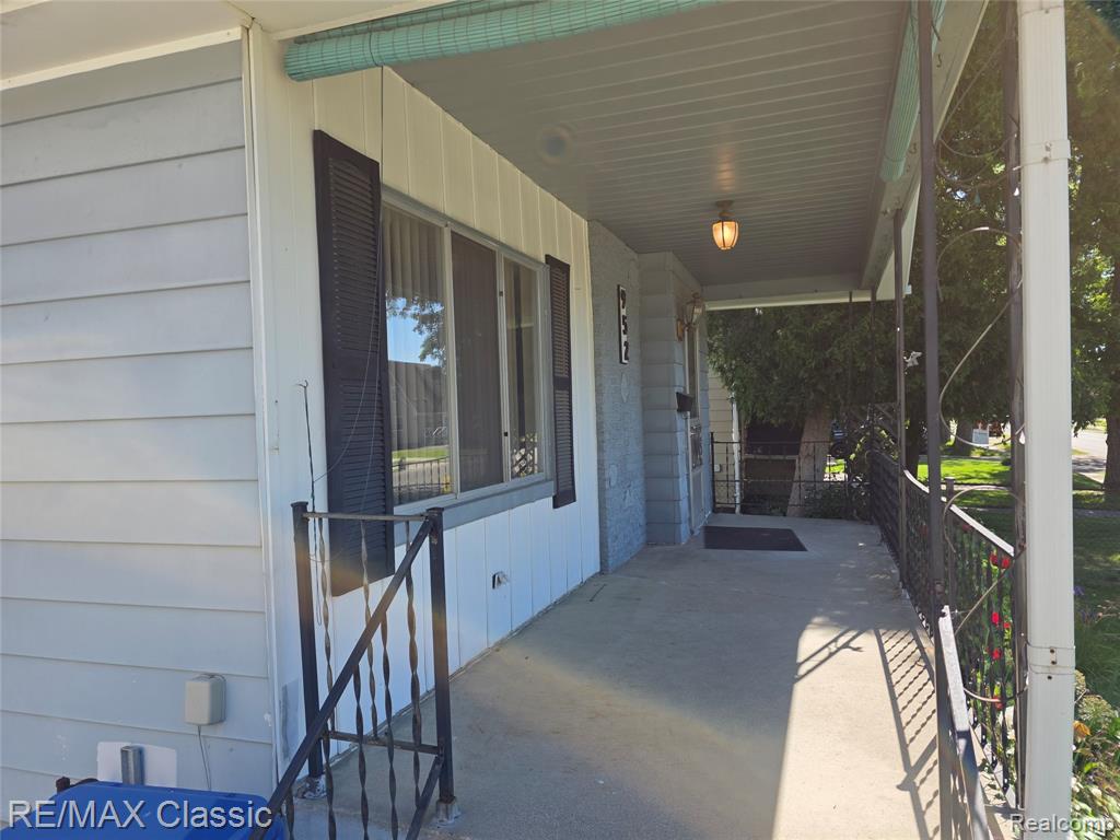 952 Lakeview Street, Waterford, MI 48328 — Photo 38