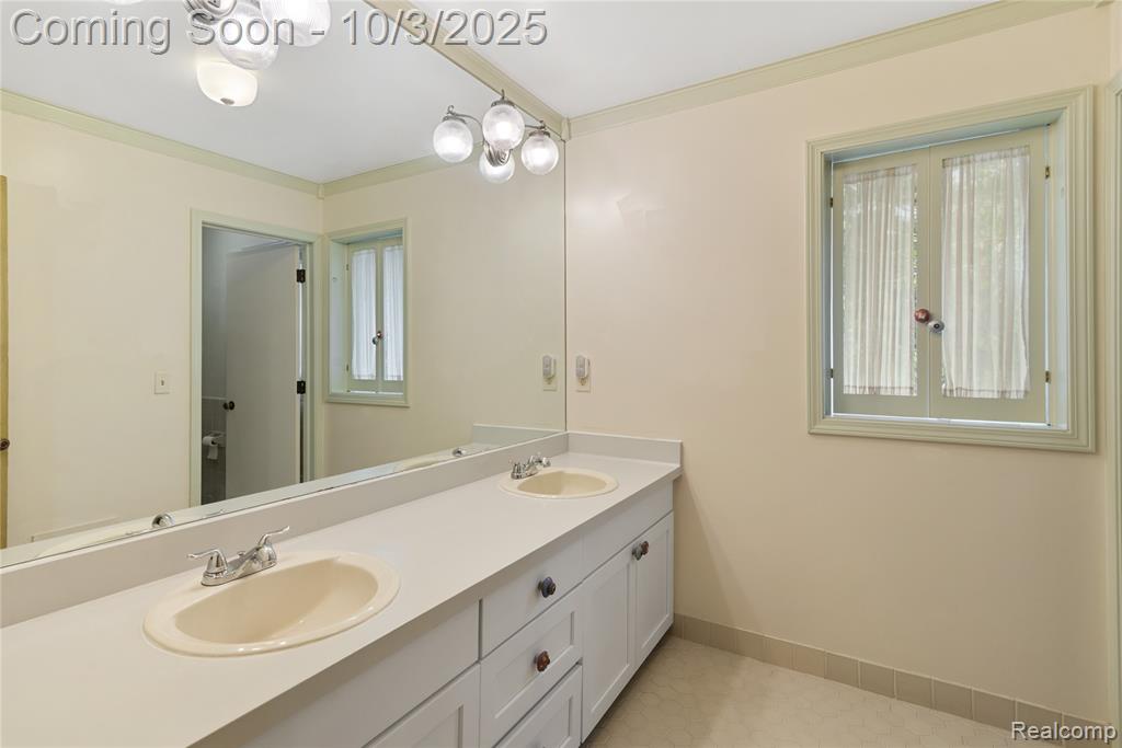 5130 Lake Bluff Rd, West Bloomfield, MI 48323 — Photo 23