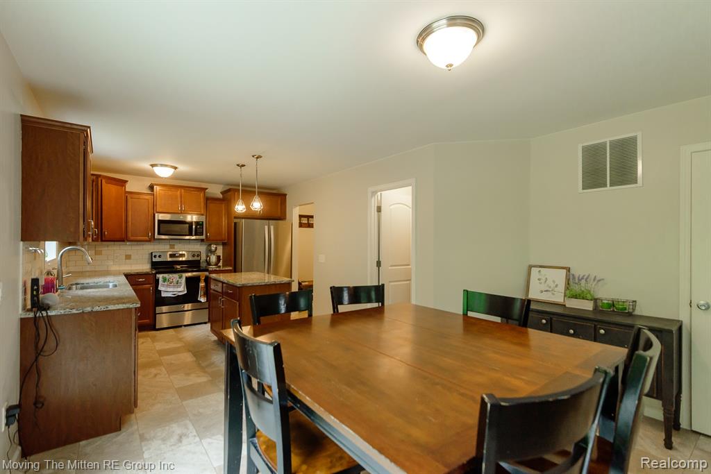 42880 Frederick Court, Belleville, MI 48111 — Photo 10
