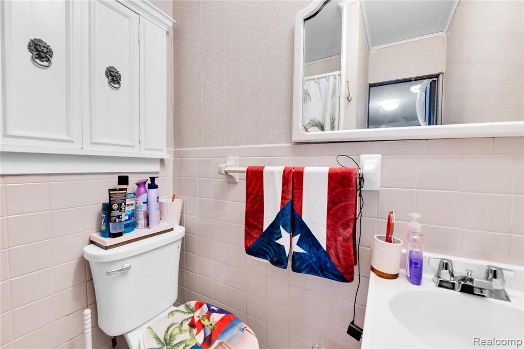 2952 PRYNNE Street, Keego Harbor, MI 48320 — Photo 37