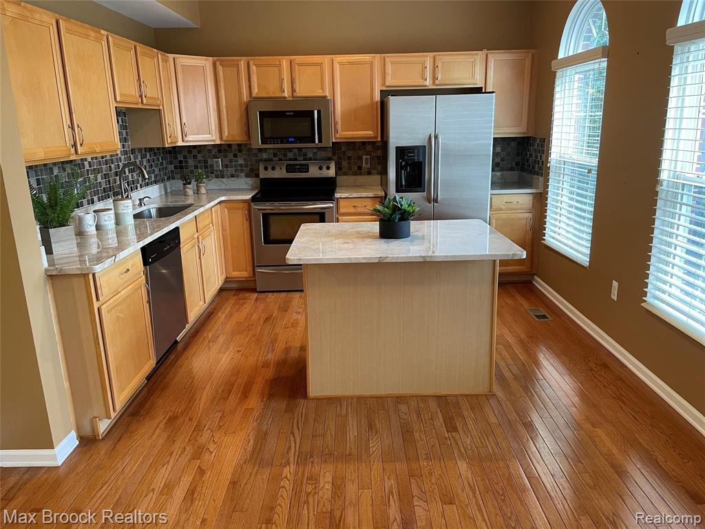 754 SANDALWOOD Drive, Troy, MI 48085 — Photo 10
