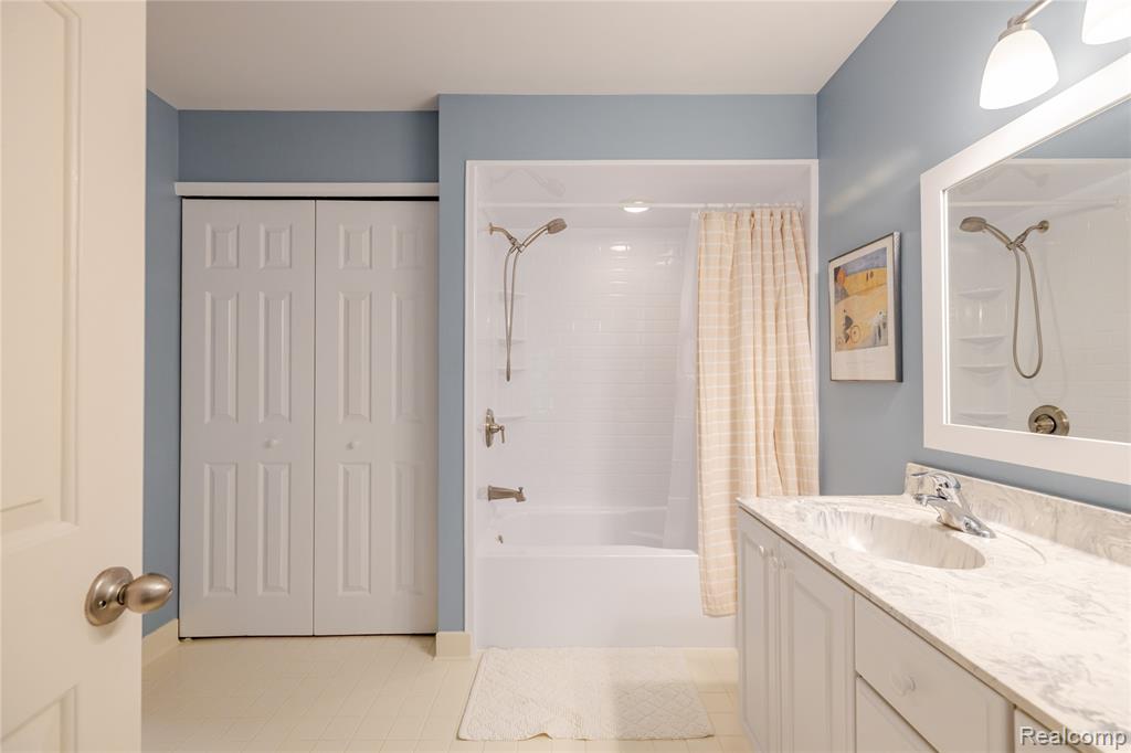 9892 Hawthorne Glen Drive, Grosse Ile, MI 48138 — Photo 19