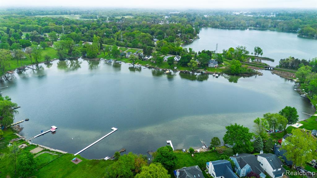 656 Lawson Drive, Lake Orion, MI 48362 — Photo 32