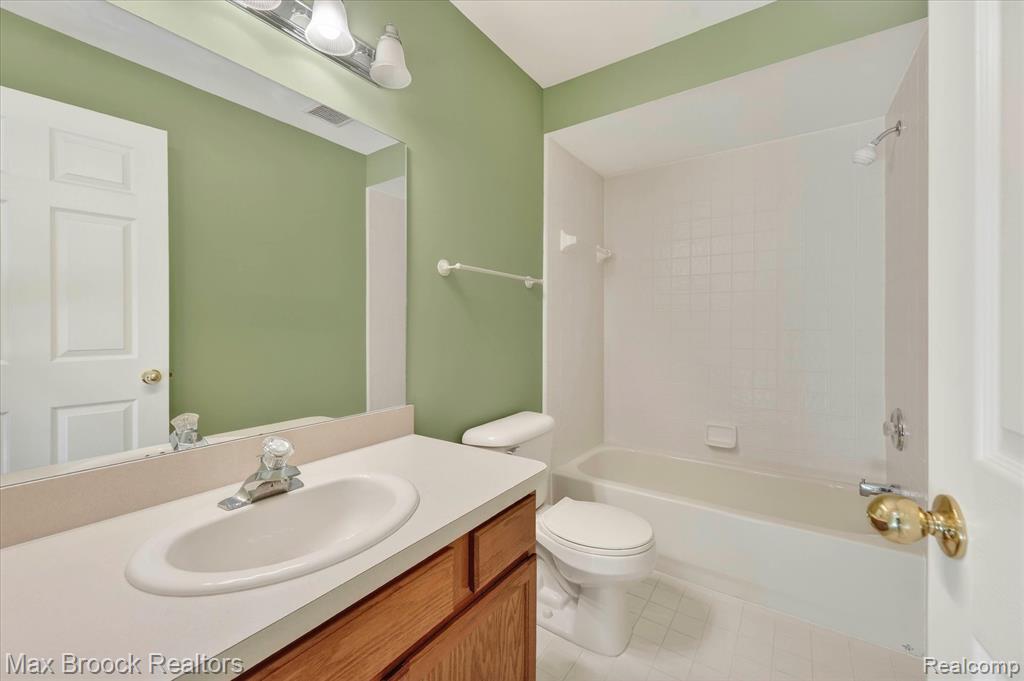 6166 Lochmore Drive, Commerce Twp, MI 48382 — Photo 19