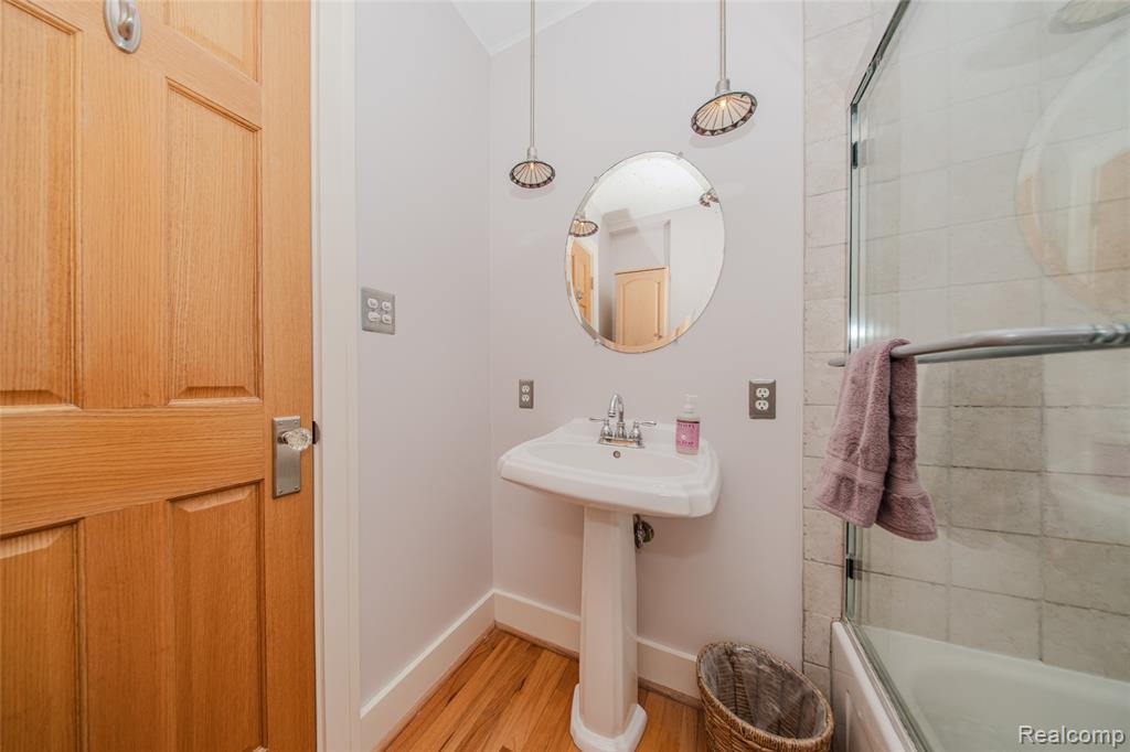 927 N Maple Avenue, Royal Oak, MI 48067 — Photo 31