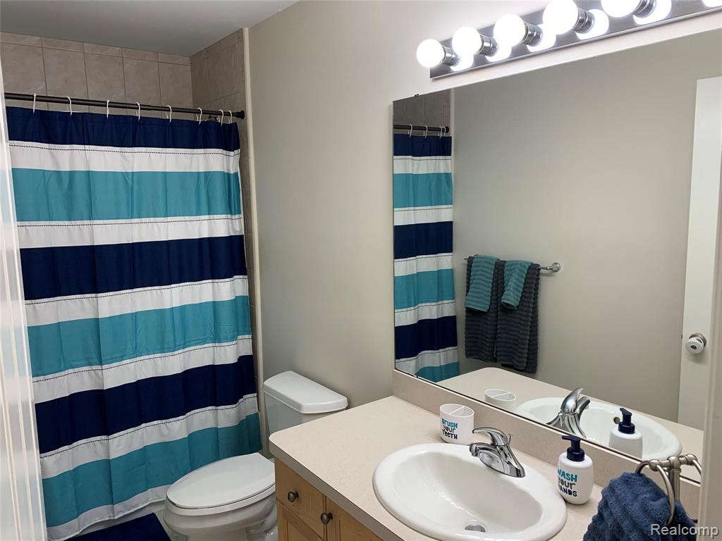 815 CALGARY Street, Auburn Hills, MI 48326 — Photo 23