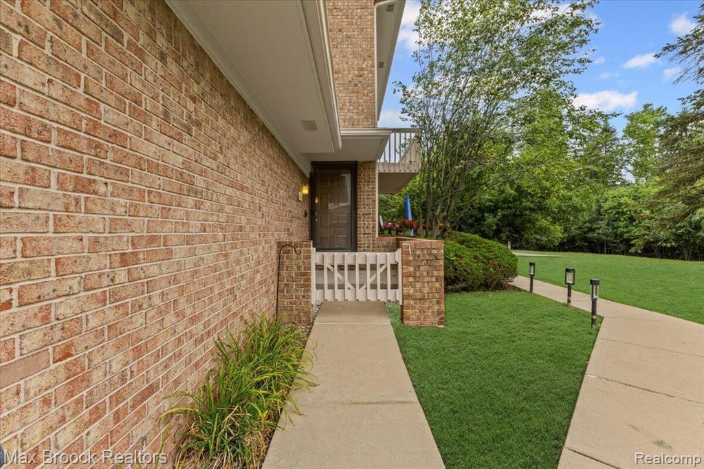 6670 Maple Lakes Drive, West Bloomfield, MI — Photo 5