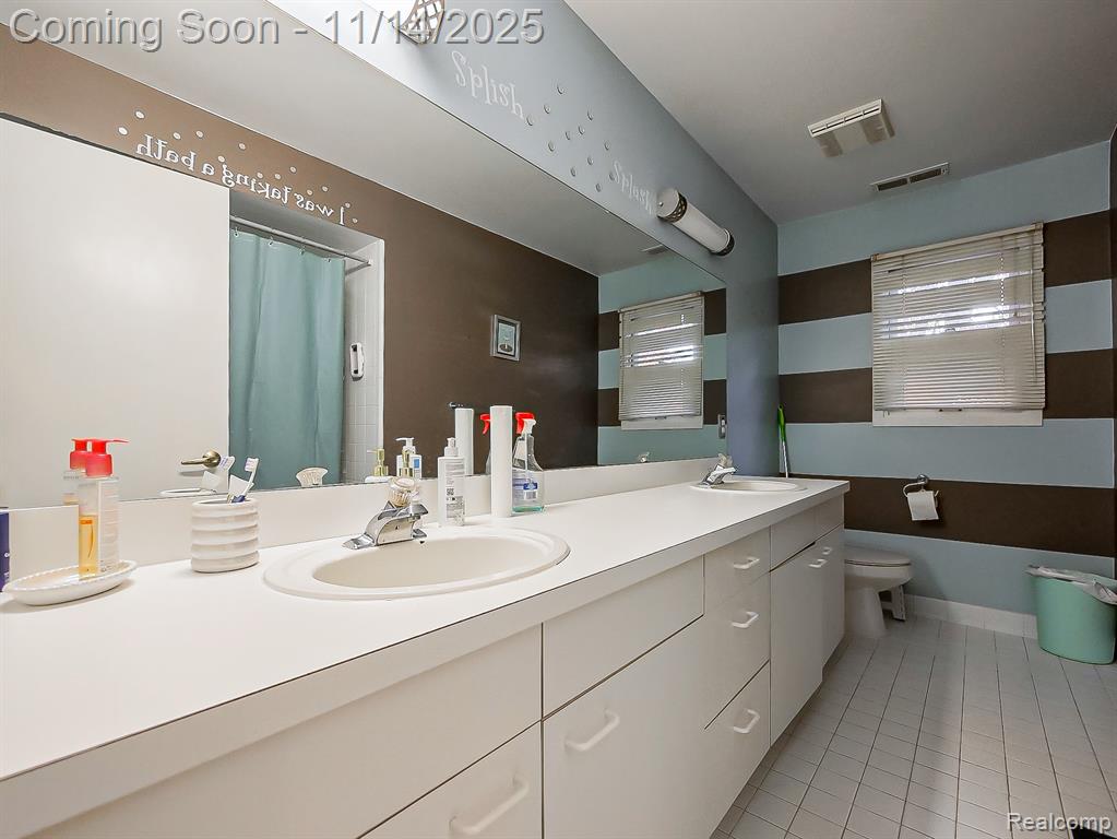 7359 Woodlore Drive, West Bloomfield, MI 48323 — Photo 16