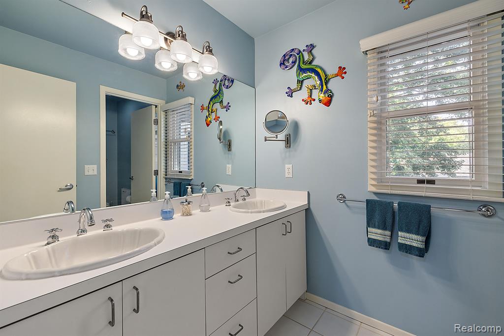 733 LONGFORD Drive, Rochester Hills, MI 48309 — Photo 54