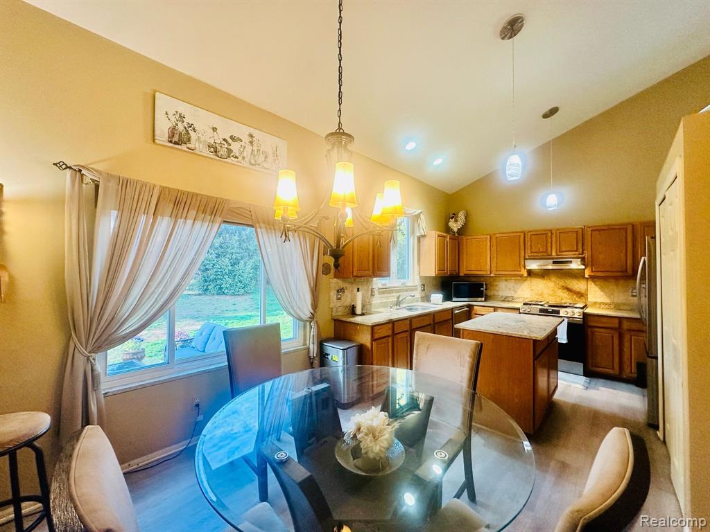 6886 FOX Lane, Waterford, MI 48327 — Photo 11
