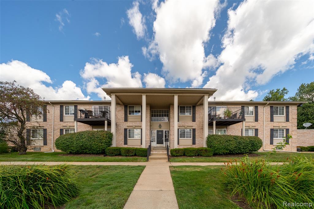 6151 Orchard Lake Road, 103, West Bloomfield, MI — Photo 2