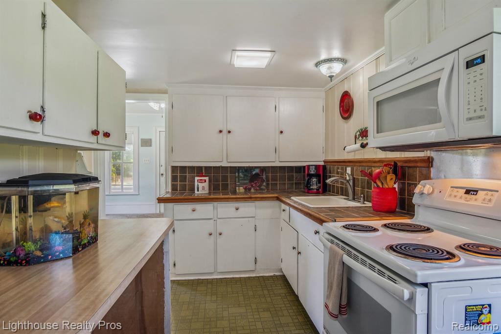67640 W 8 MILE Road, South Lyon, MI 48178 — Photo 17