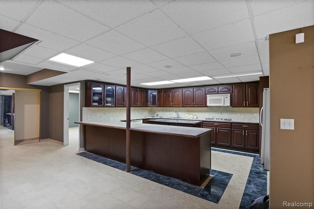 8950 WOODLORE SOUTH Drive, Plymouth, MI 48170 — Photo 44