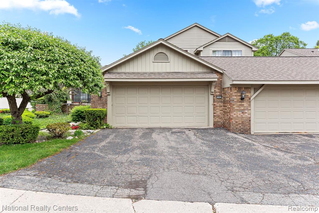 7207 Creeks Bend Drive, West Bloomfield, MI — Photo 54