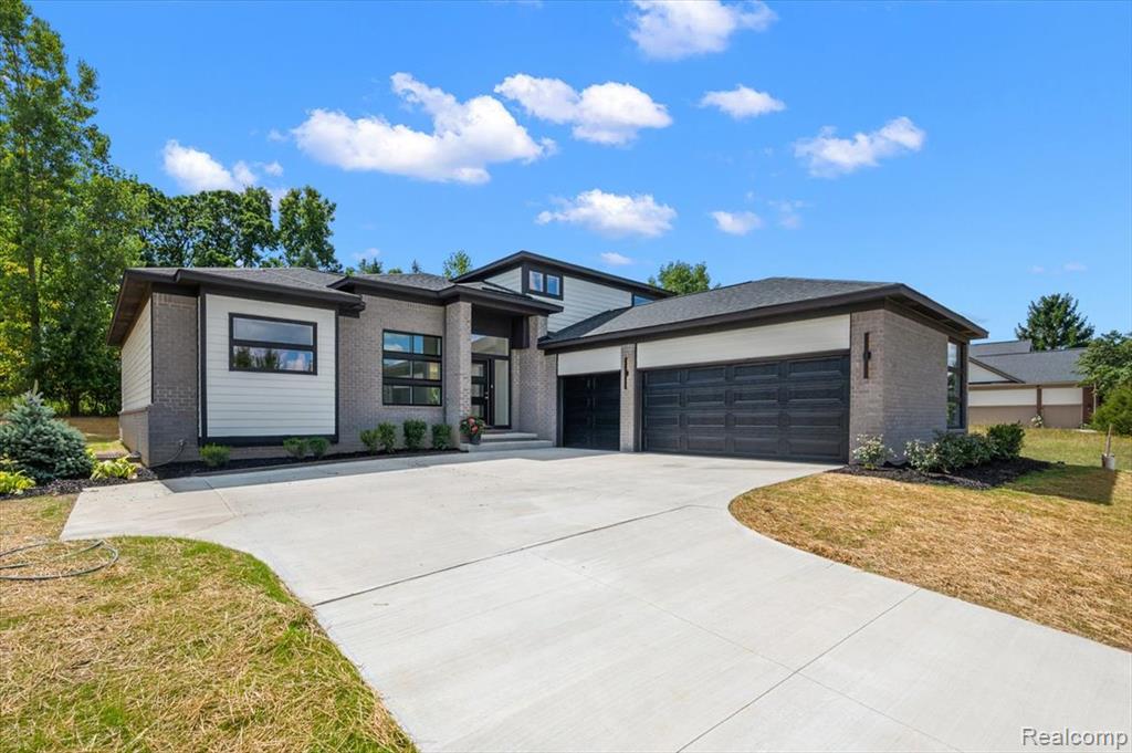 8828 Stonewall E., Clarkston, MI 48348 — front exterior