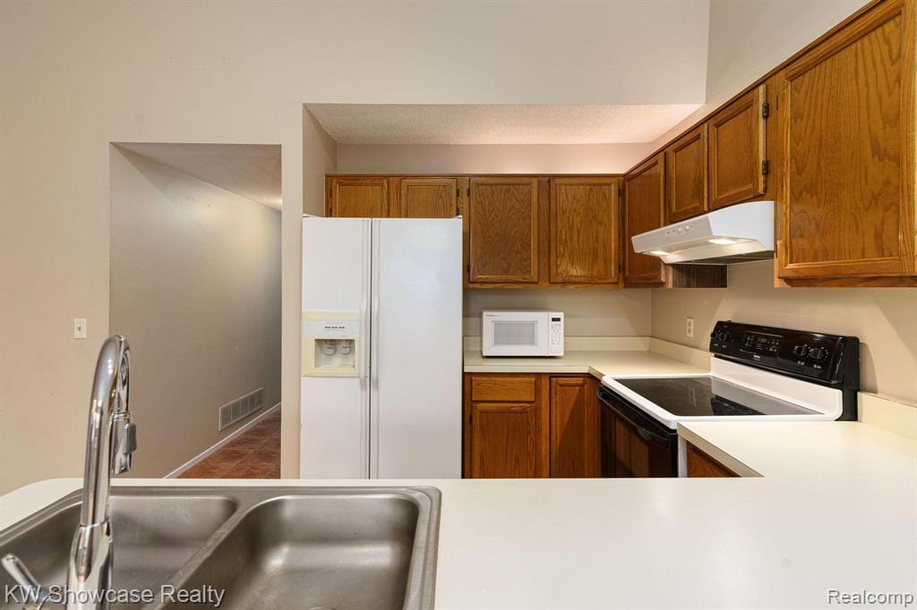 4980 OAK HILL Drive, 66, Waterford, MI 48329 — Photo 25