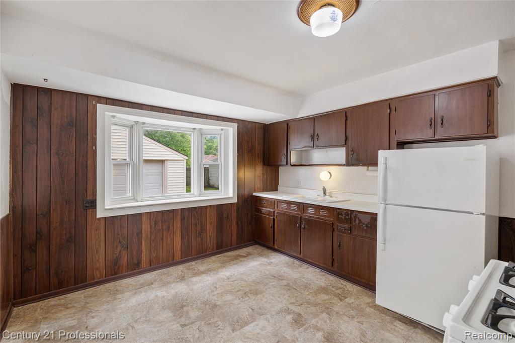 6953 N Vernon Street, Dearborn Heights, MI 48127 — Photo 8