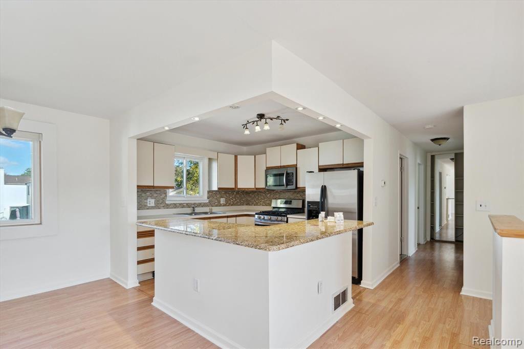 2897 ROUNDTREE Drive, Troy, MI 48083 — Photo 3