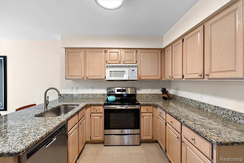 5853 Dawn Ridge Drive, Troy, MI 48098 — Photo 17