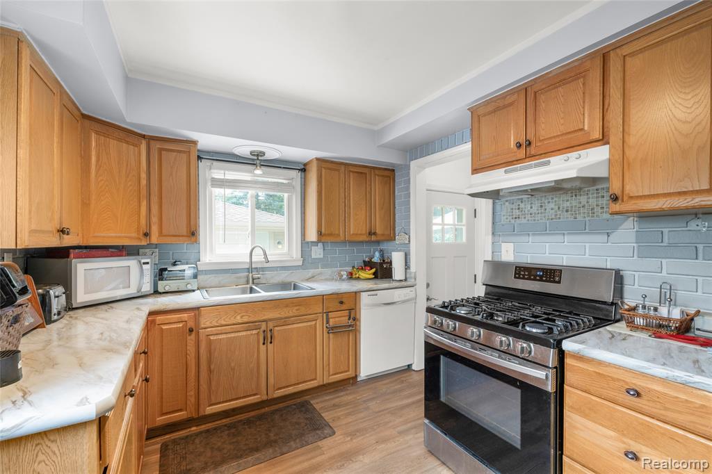 9015 Weddel Street, Taylor, MI 48180 — Photo 8