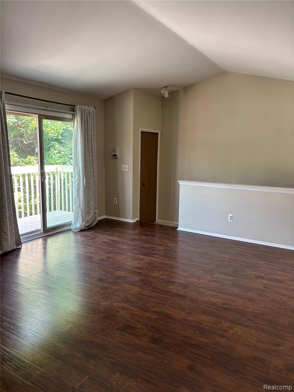7751 LAKE RIDGE DR UNIT 28, Waterford, MI 48327 — Photo 2