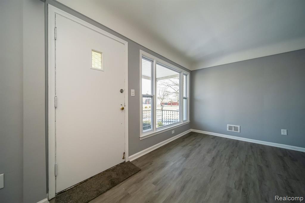 927 CLEOPHUS Parkway, Lincoln Park, MI 48146 — Photo 8