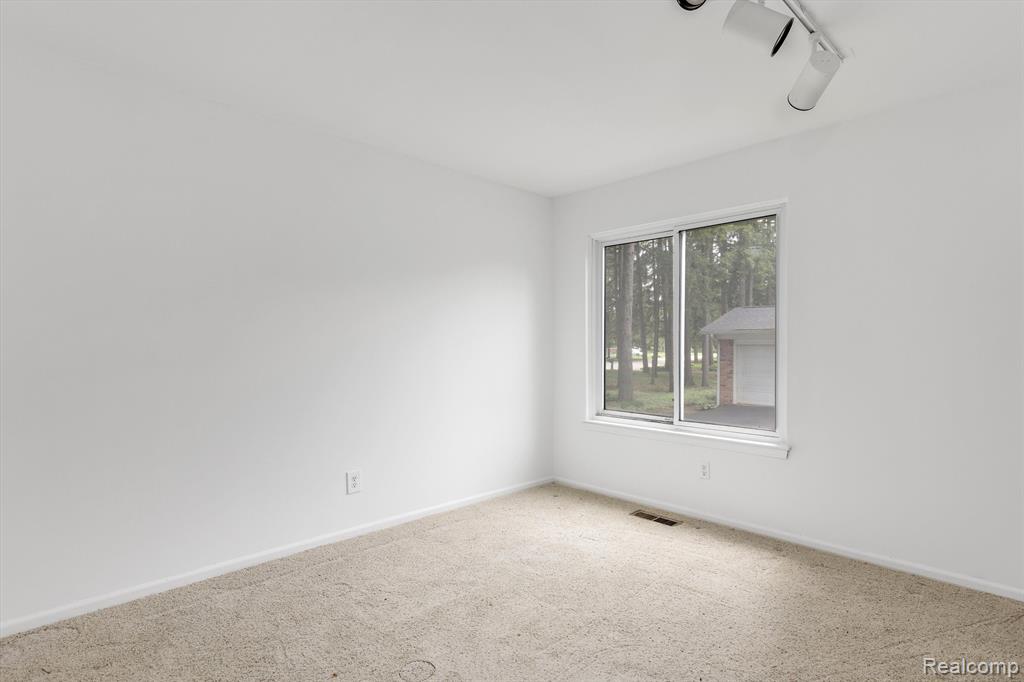 5462 BOYNE HIGHLAND Trail, Clarkston, MI 48348 — Photo 13