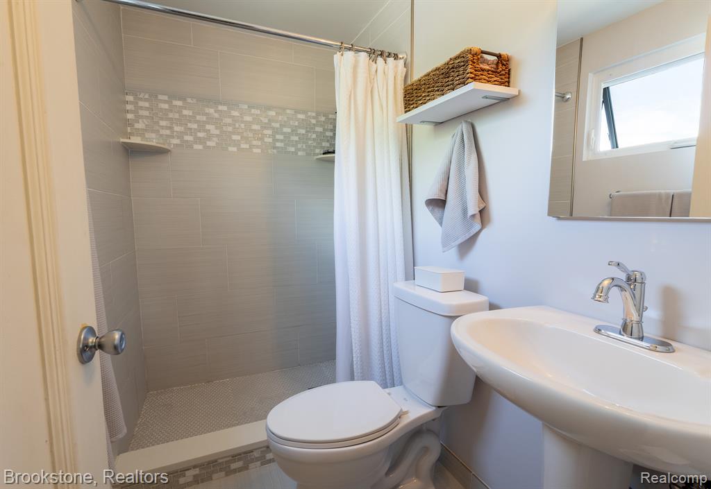20323 N Riverhill Drive, Clinton Twp, MI 48036 — Photo 21