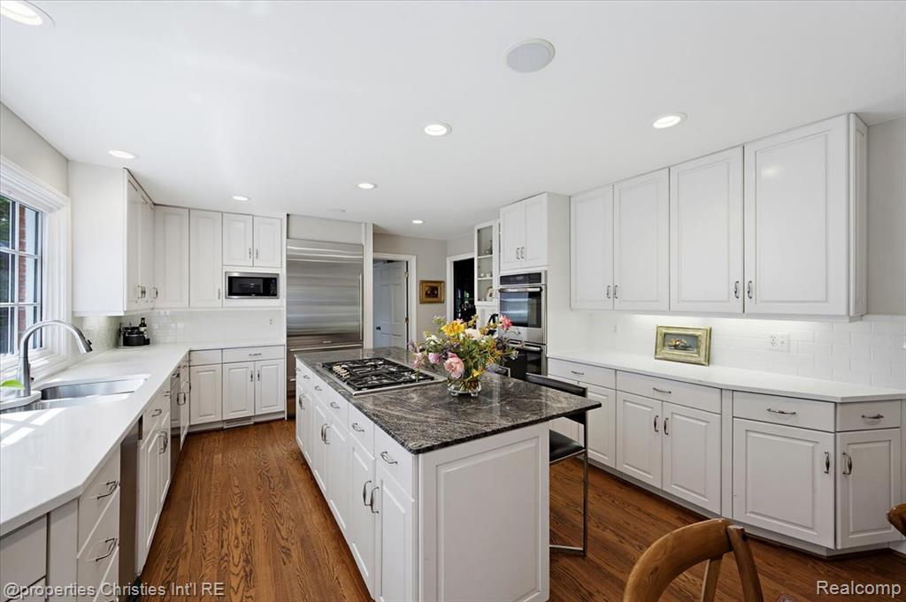 950 E Glengarry Circle, Bloomfield Hills, MI 48301 — Photo 20