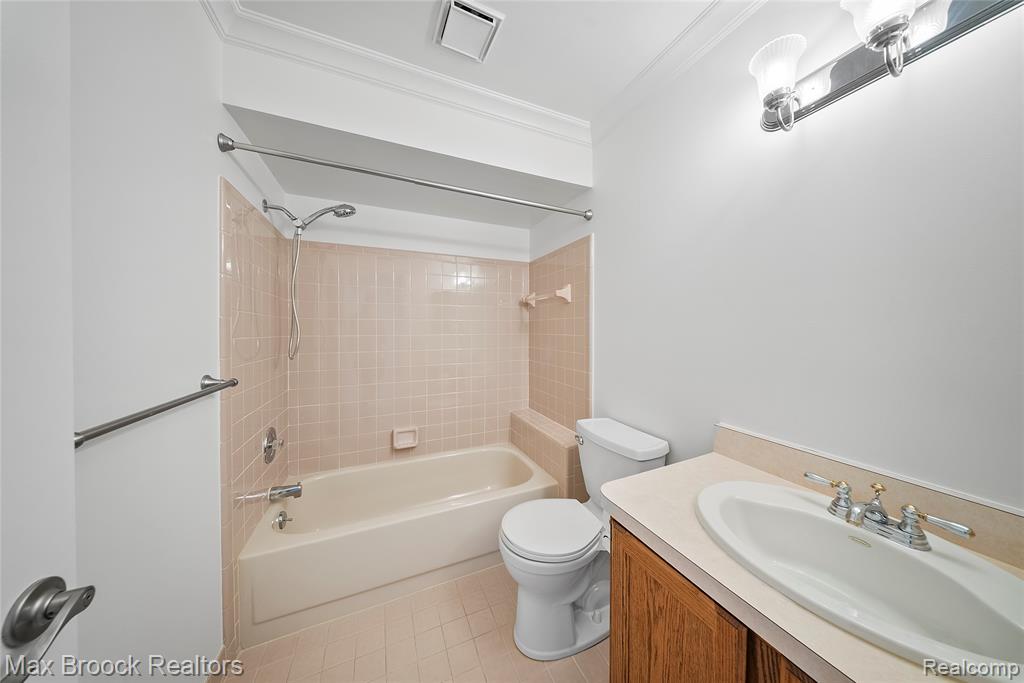 718 Claire Pointe Drive, 17, Saint Clair Shores, MI 48081 — Photo 15