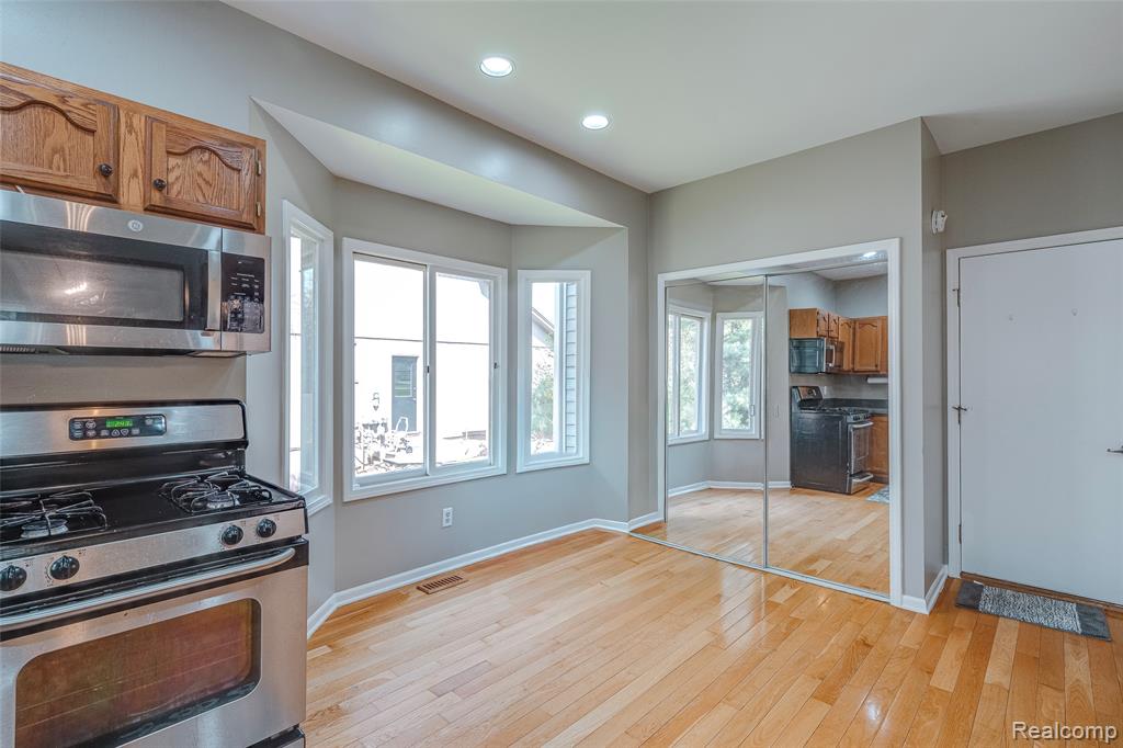 461 Alexander Drive, Commerce Twp, MI 48390 — Photo 27