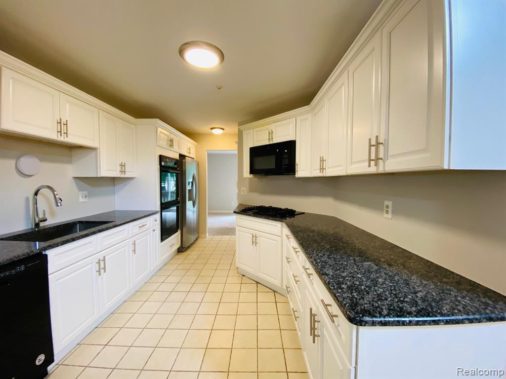 4038 Foxpointe Drive, West Bloomfield, MI 48323 — Photo 12