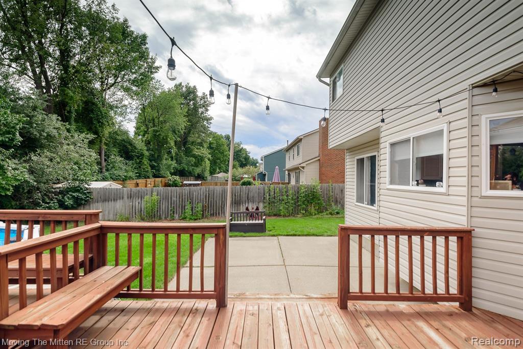 5861 MEADOWGREENE Drive, Waterford, MI 48327 — Photo 48