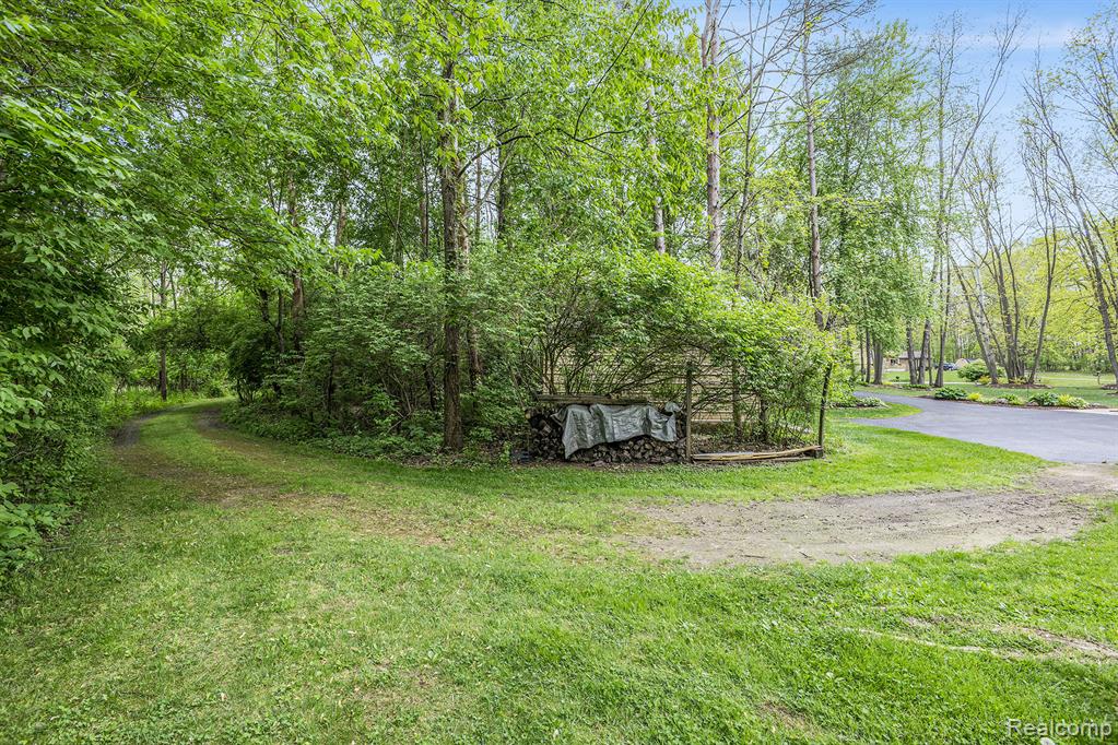 8450 Pineview Lake Drive, Linden, MI 48451 — Photo 33