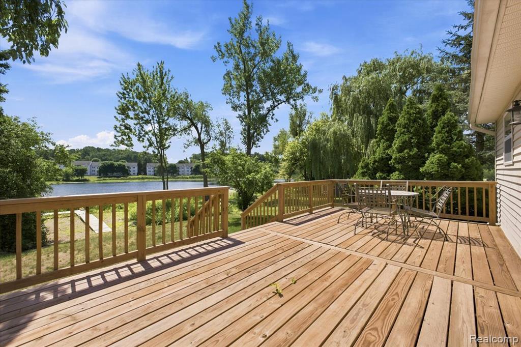 879 Barren Oaks Drive, Pontiac, MI 48341 — Photo 36