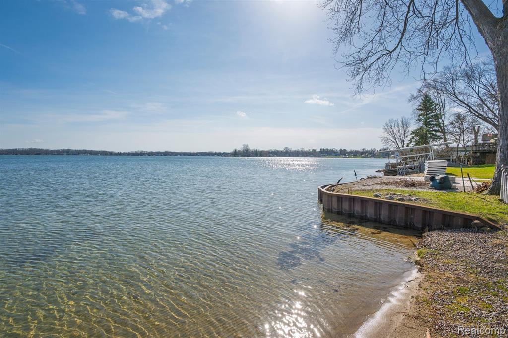 9568 MAIN Street, Whitmore Lake, MI 48189 — Photo 12