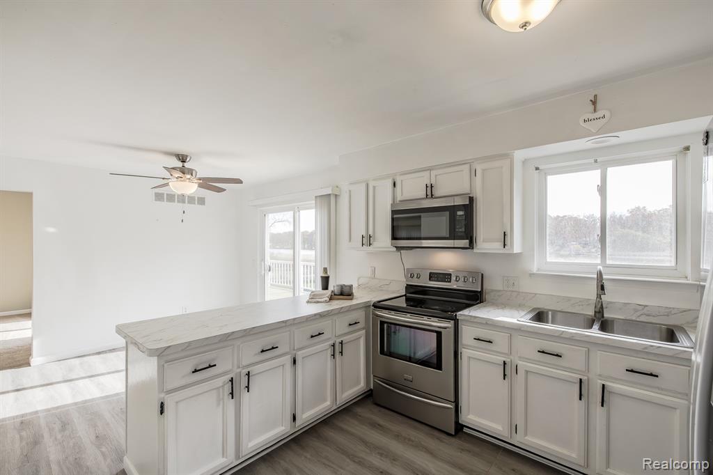 4851 Shoreline Boulevard, Waterford, MI 48329 — Photo 3