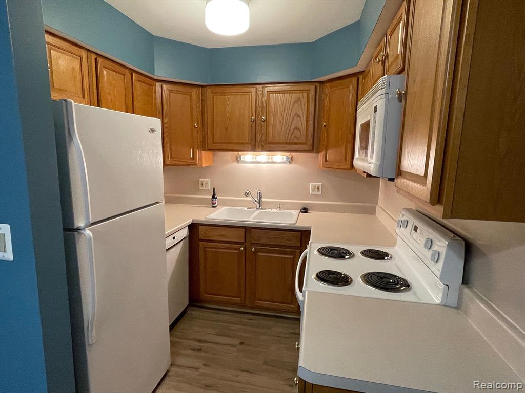 7599 MANOR CIR, Westland, MI — Photo 5