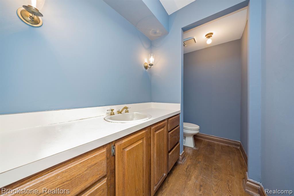 4237 WOODLANDS Lane, Orchard Lake Village, MI 48323 — Photo 24