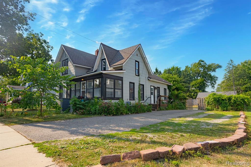 204 Oakland Street, Holly, MI 48442