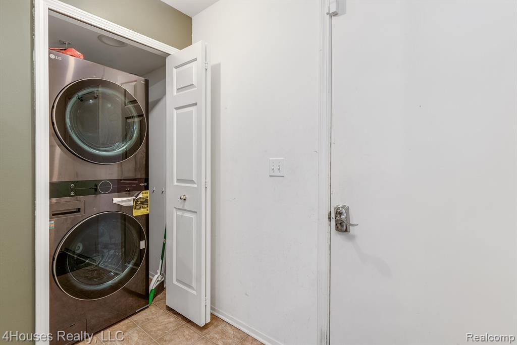 654 LYDIA Lane, Pontiac, MI 48341 — Photo 32