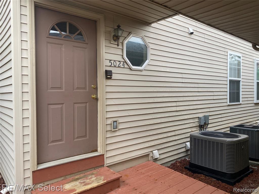 5024 Harbor Oak Drive, Waterford, MI 48329 — Photo 7