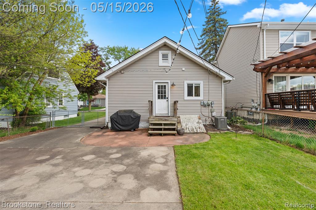 142 Massoit Street, Commerce Twp, MI — Photo 32