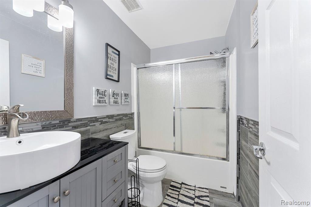 13517 MILTON Drive, Belleville, MI 48111 — Photo 30