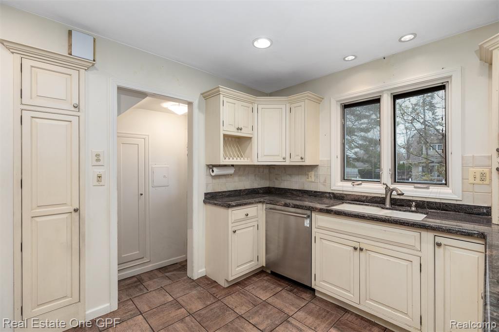 1488 Roslyn Road, Grosse Pointe Woods, MI 48236 — Photo 10