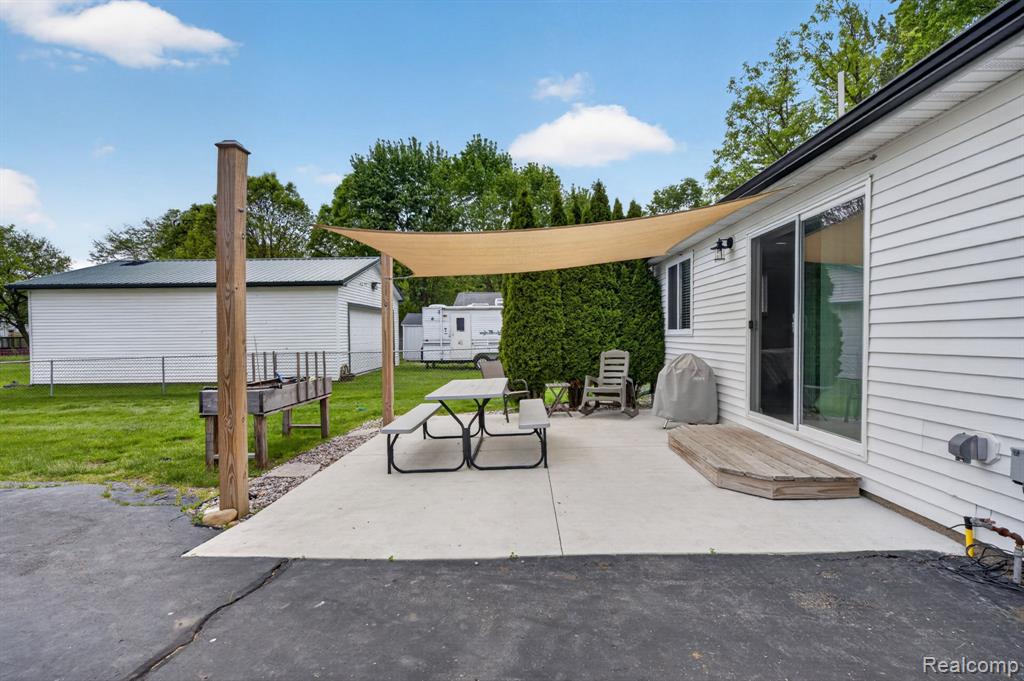 6354 Lapeer Road, Burton, MI 48509 — Photo 33