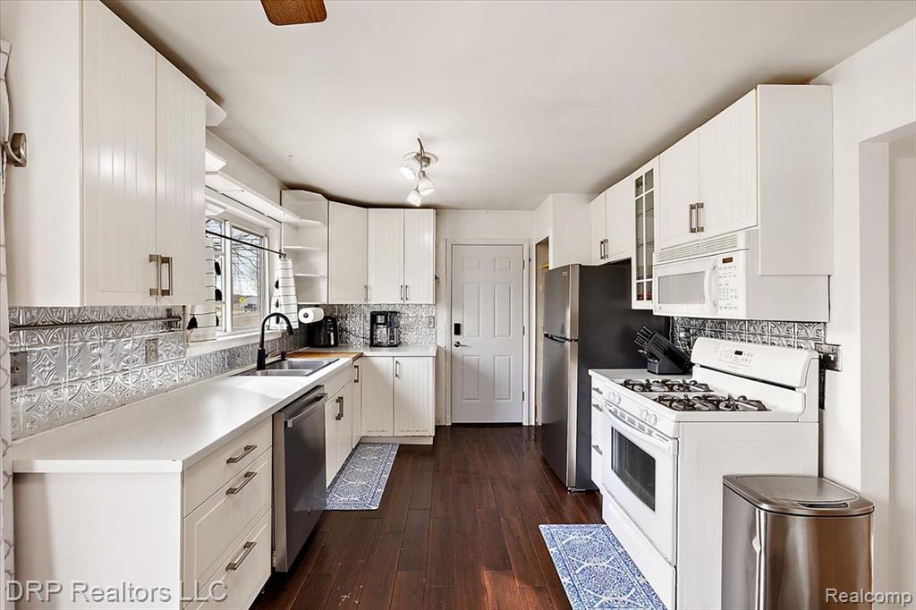 44012 Carrnation Drive, Sterling Heights, MI 48313 — Photo 13